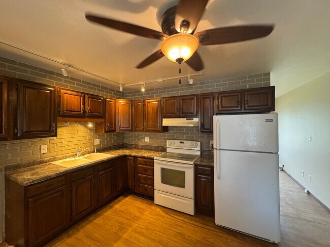 Building Photo - Charming and Spacious East Moline Home!