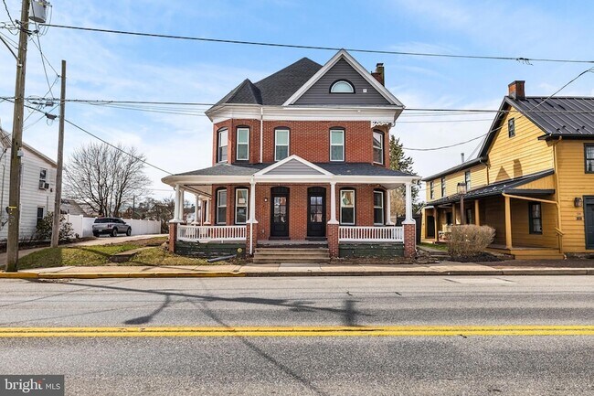 Building Photo - 320 W King St