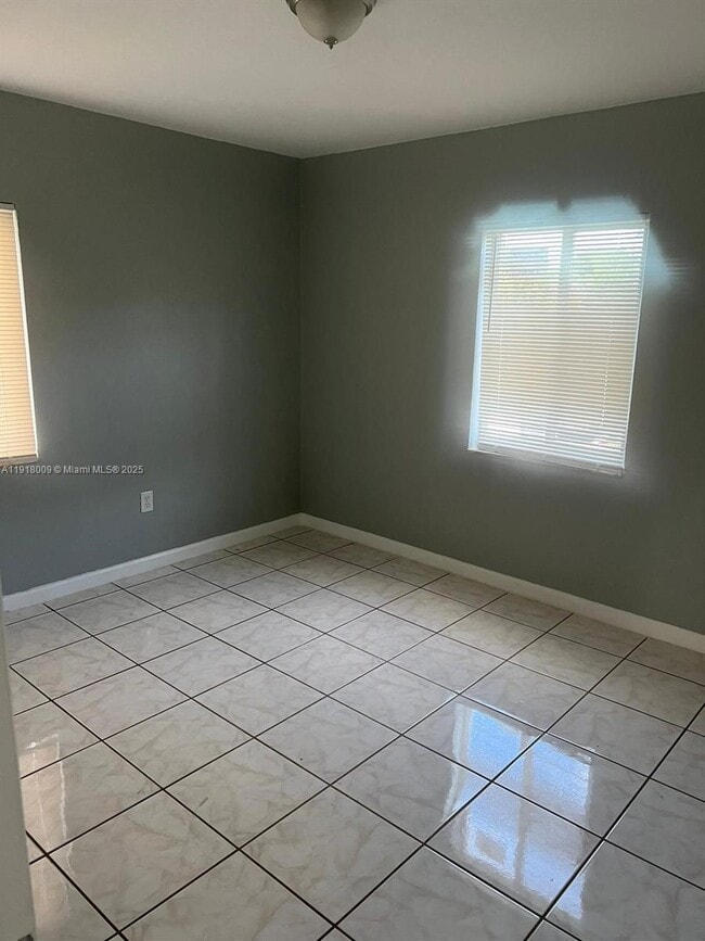 Building Photo - 3753 SW 26th Terrace