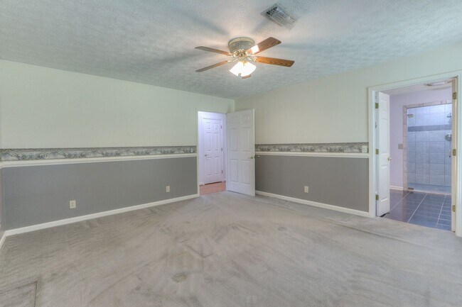 Building Photo - 2303 Friendship Dr