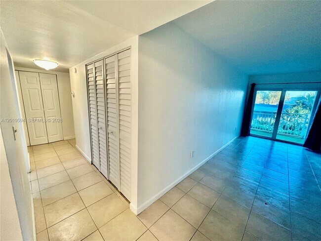 Building Photo - 9375 Fontainebleau Blvd
