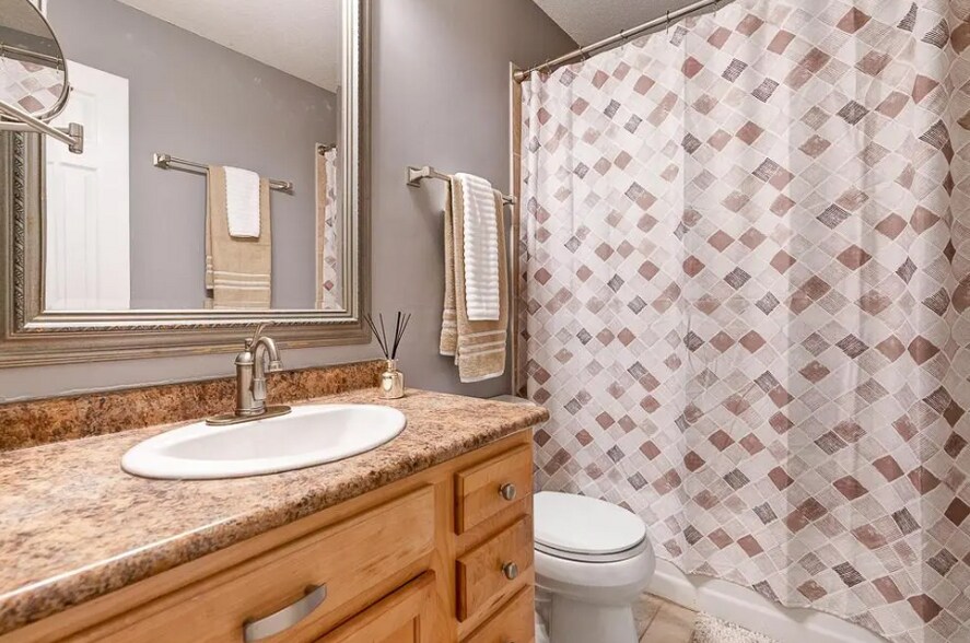 Bathroom - 4819 Middletowne St