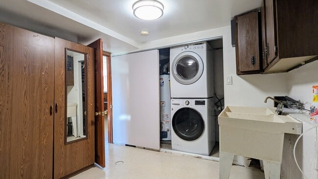 Building Photo - 2165 N Westmoreland Dr