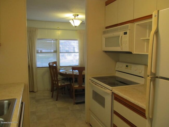 Building Photo - 331 Holiday Park Blvd NE