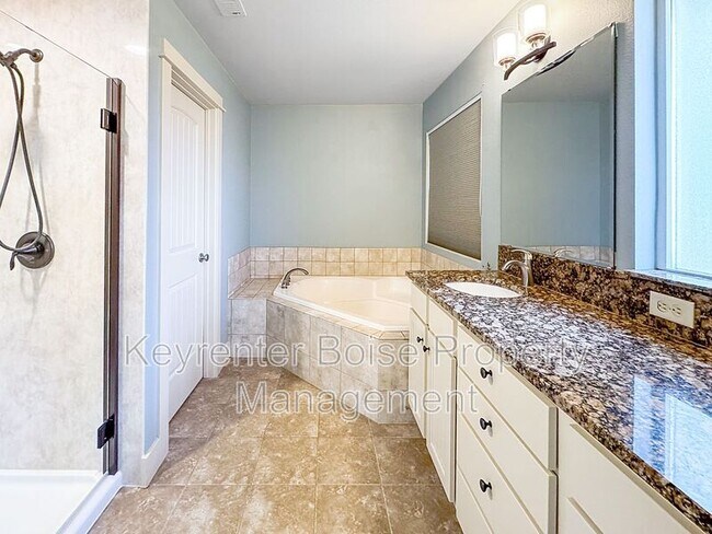 Building Photo - 998 E Shadow Creek Ln