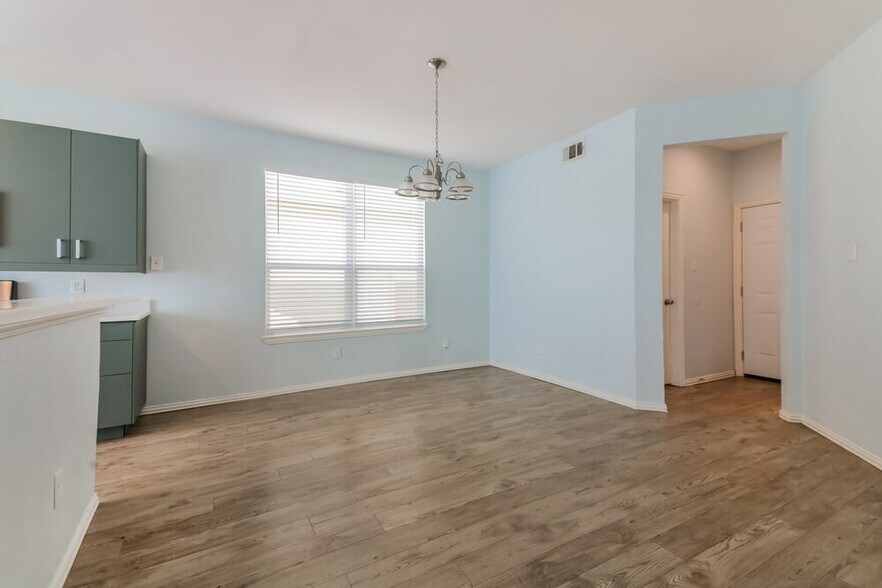 Building Photo - 9867 Walnut Hill Dr