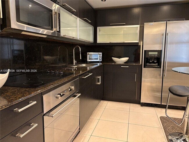 Building Photo - 3301 N Country Club Dr