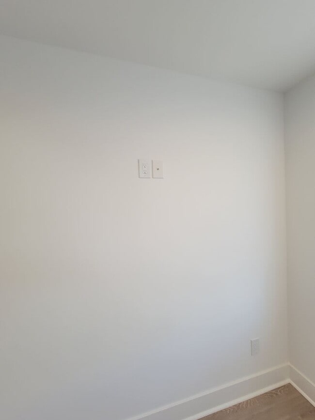 Building Photo - Fully beautiful rehab 4 bed 2.5 bath secti...