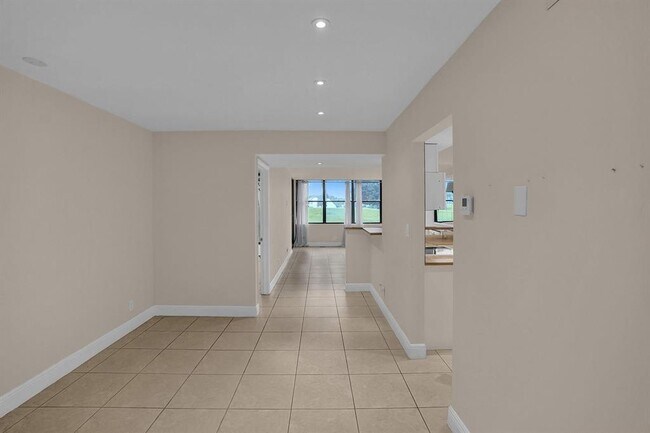 Building Photo - 16300 Golf Club Rd