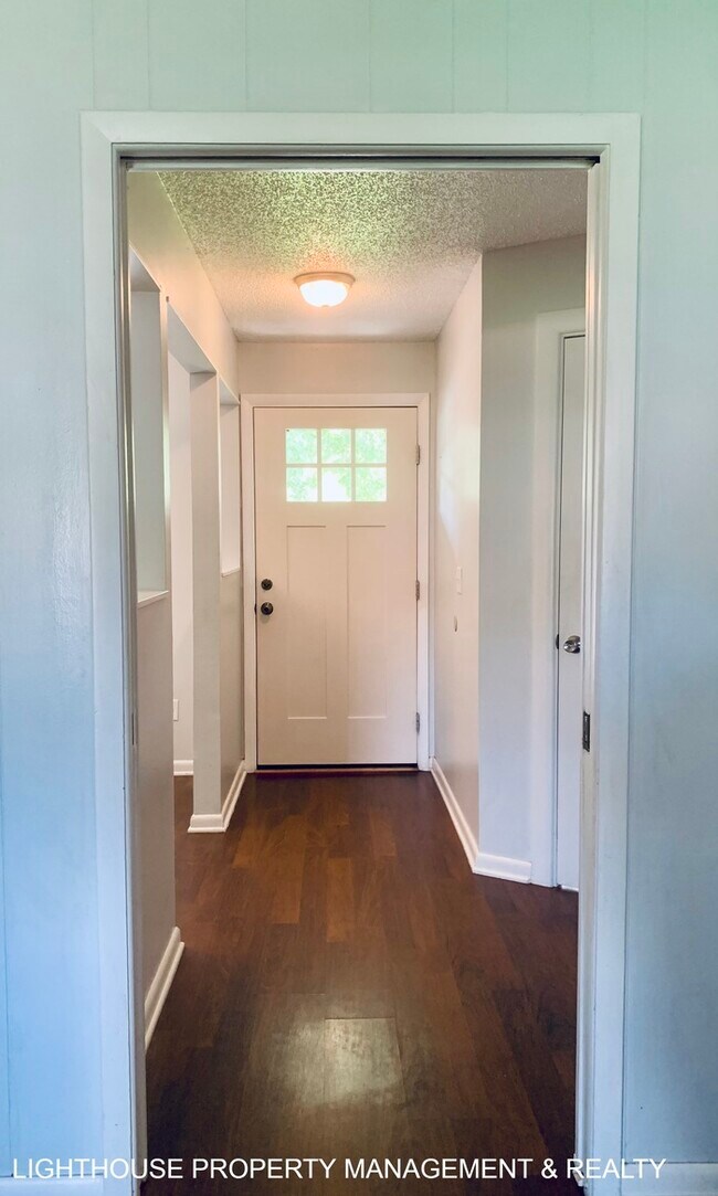 Building Photo - Spacious 4-Bedroom, 2-Bath with Fenced Yar...