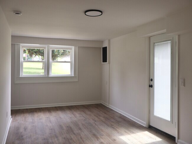 Building Photo - 129 Lake Point Dr