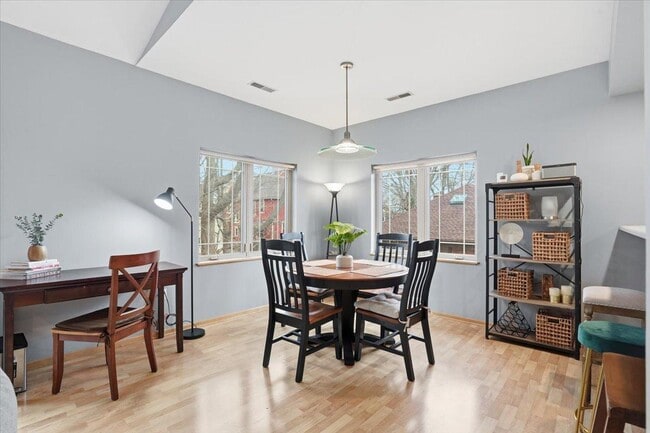 Building Photo - 1140 E Dayton St