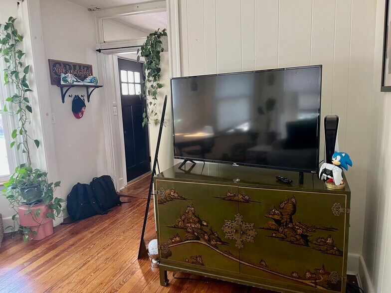 Building Photo - 68 Alpine St