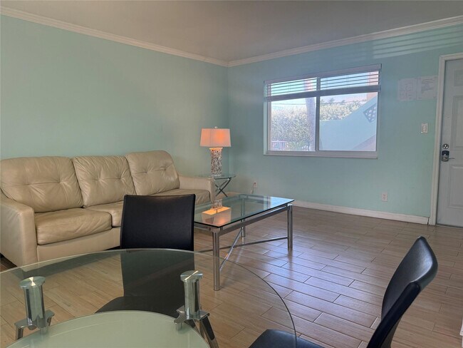 Building Photo - 323 Monroe St