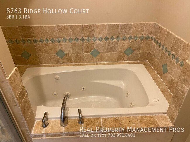 Building Photo - 8763 Ridge Hollow Ct