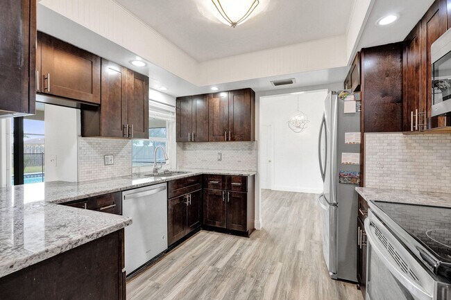 Building Photo - 5127 Woodstone Cir E