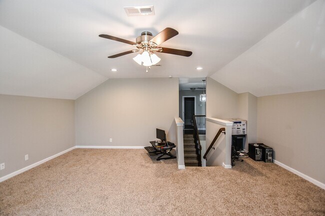 Building Photo - Pet Friendly in Woodlawn!