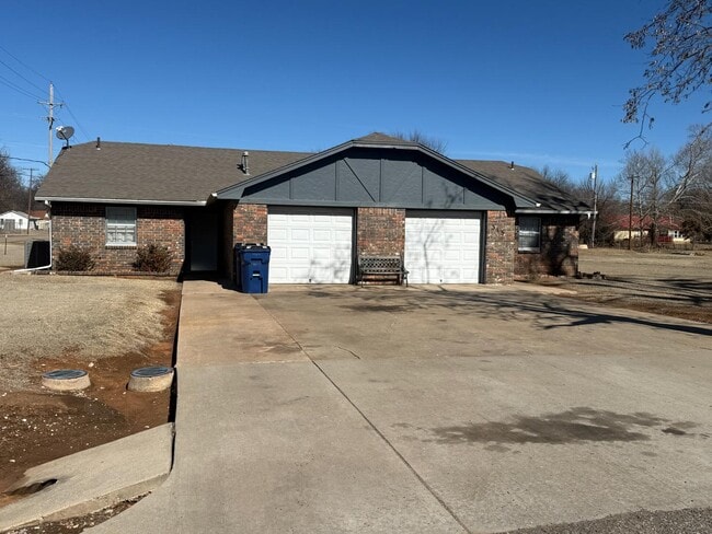 Building Photo - 313 W Pine Ave