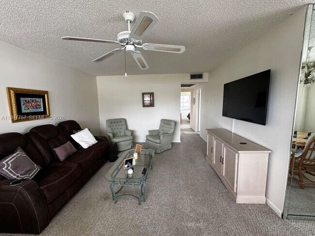 Building Photo - 536 Fanshaw M