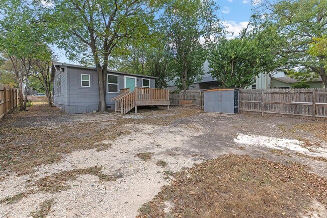 Building Photo - 204 Lessin Ln