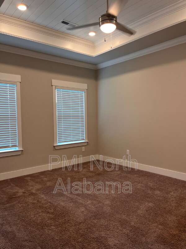 Building Photo - 14741 Greenleaf Dr