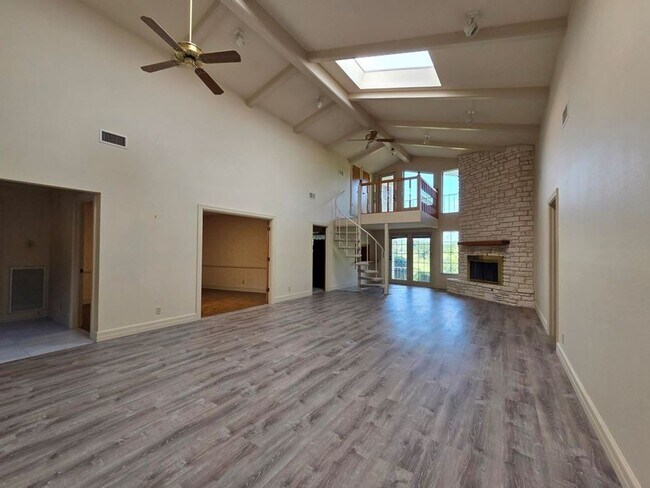 Building Photo - FOR LEASE!!