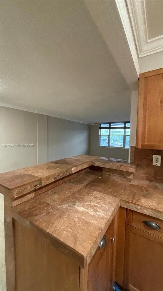 Building Photo - 1913 S Ocean Dr