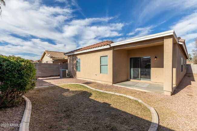 Building Photo - 2821 W Santa Cruz Ave