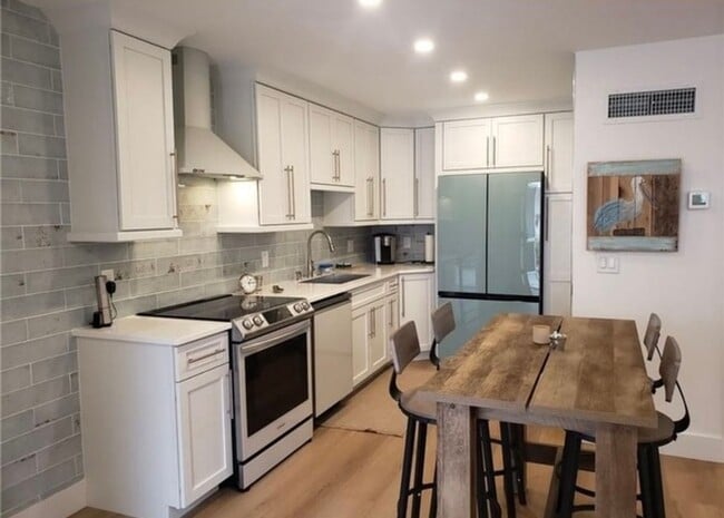 Primary Photo - Charming Newly Renovated 1-Bedroom Bungalo...