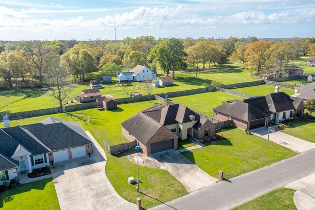 Building Photo - Welcome to Live Oak Circle!