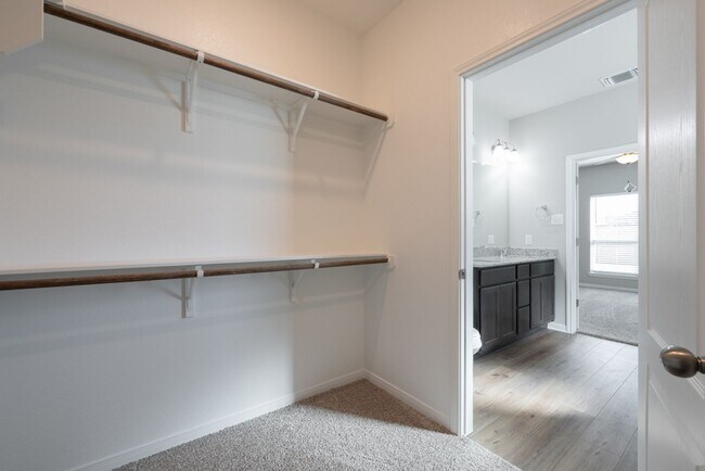 Building Photo - Spacious 4 Bedroom Home in South Temple – ...