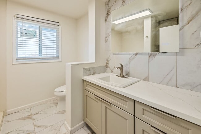 Building Photo - Nuuanu - Renovated 5 bedroom, 2 bath singl...