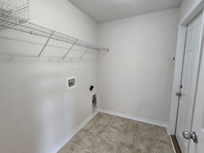 Building Photo - Spacious 4-Bedroom Home