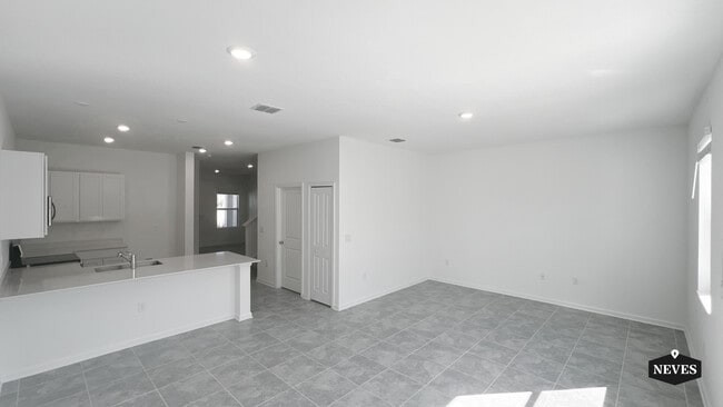 Building Photo - 2562 Skyline Lp