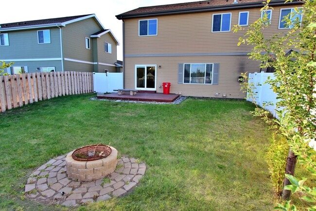 Building Photo - 3 Bedroom Townhome