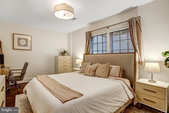 Building Photo - 3937 Davis Pl NW