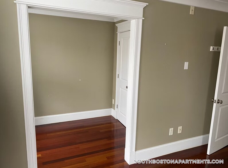 Building Photo - 632 E Broadway