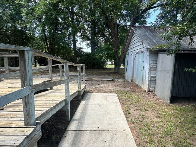 Building Photo - 306 Chinquapin Rd