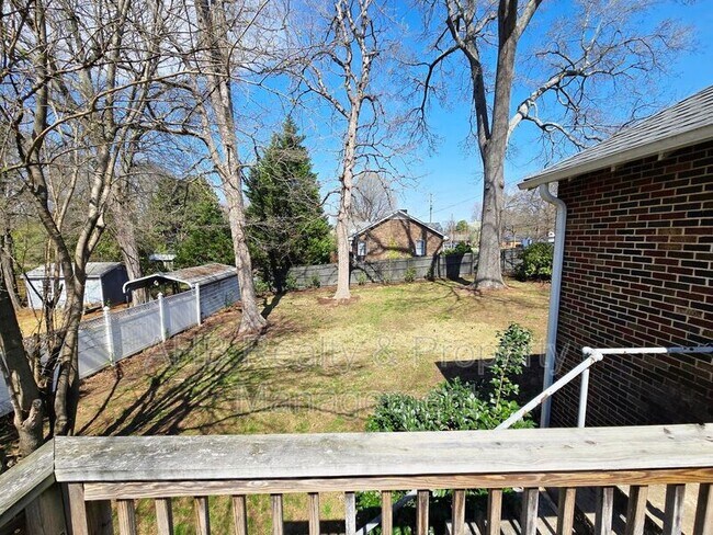 Building Photo - 422 Alamance Rd