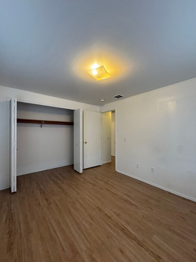 Building Photo - 903 E White Birch Ave
