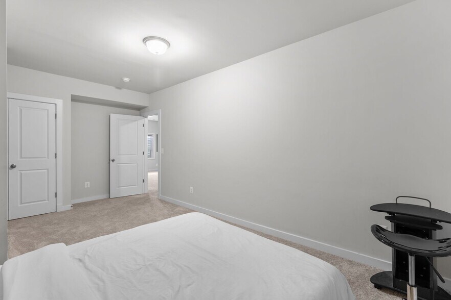 Building Photo - 43822 Jenkins Ln