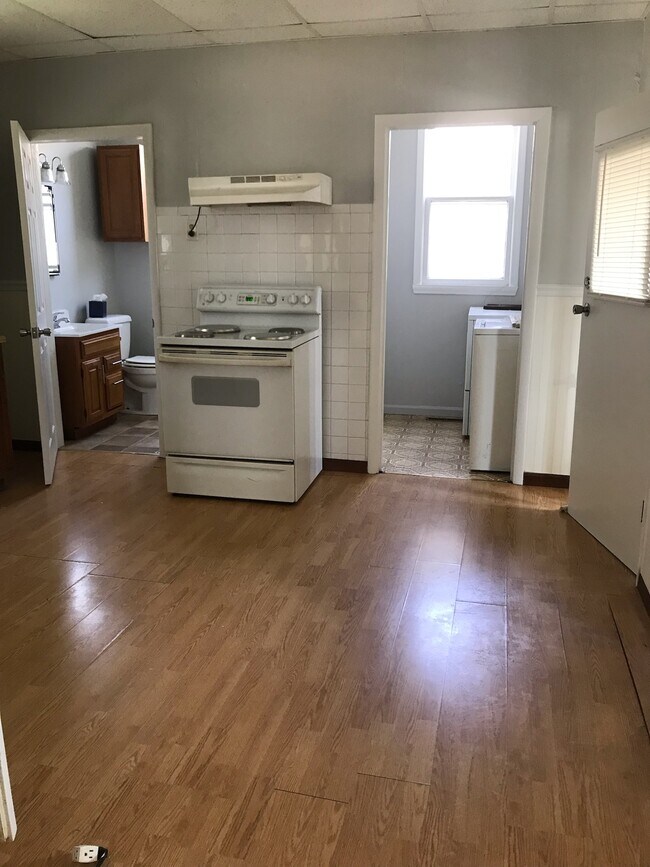 Building Photo - 210 E Main St