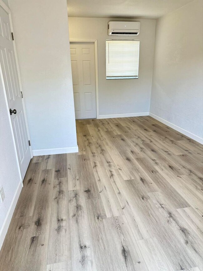 Building Photo - Live Cheap LLC