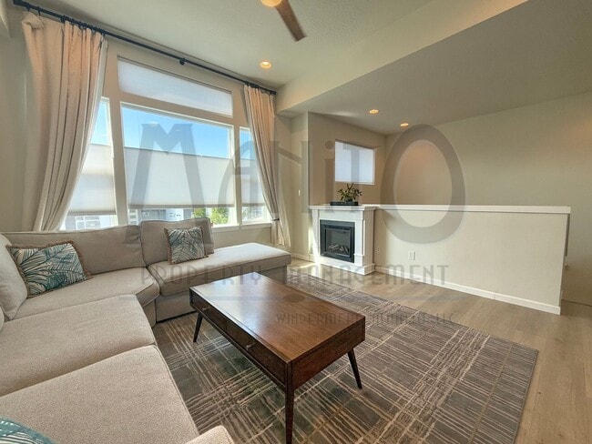 Building Photo - Beautiful Kendall Yards Townhome