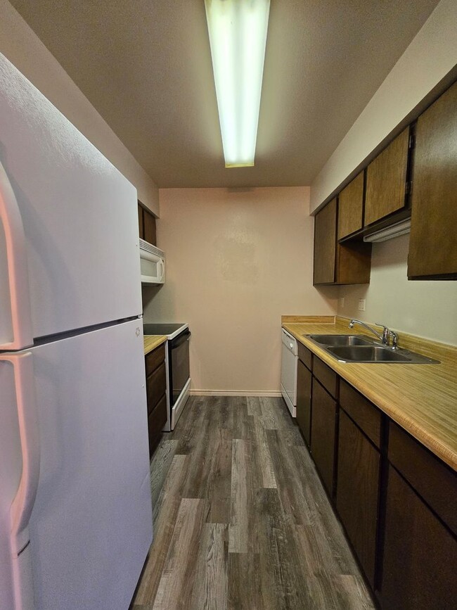 Building Photo - Cozy 2 Bedroom 2 Bath