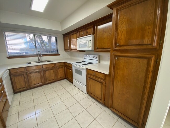 Building Photo - Garden Home