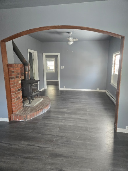 Building Photo - 716 E 1st St