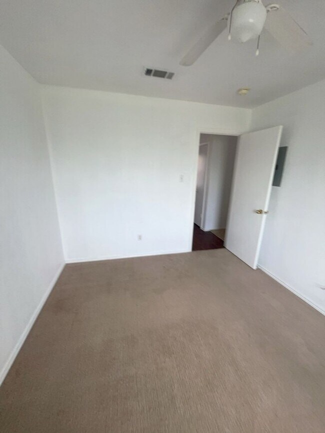 Building Photo - AVAILABLE NOW! Pets Allowed!