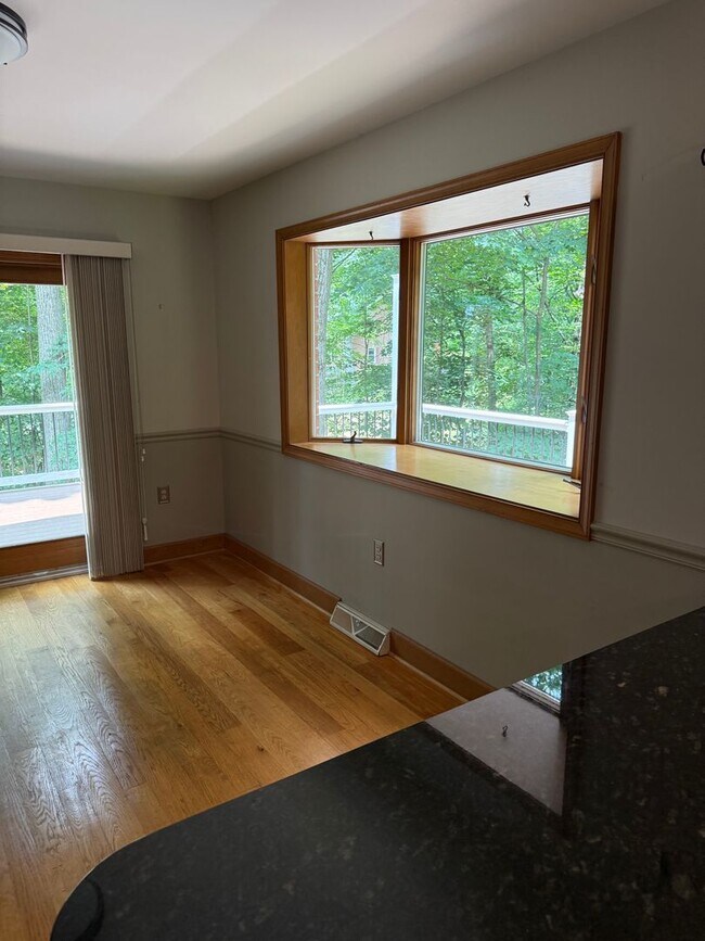 Building Photo - 1531 E Strohm Dr