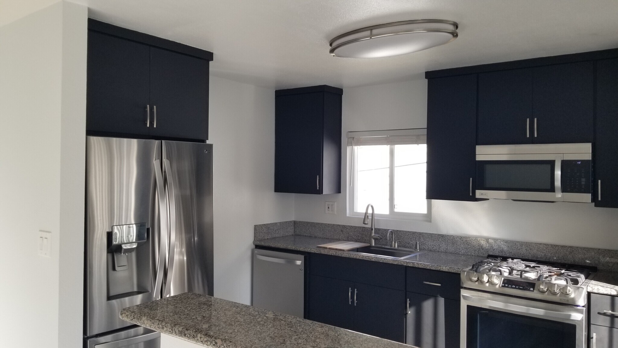 Building Photo - 5667 Fountain Ave